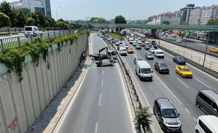 Zeytinburnu’nda feci kaza: Araç demir korkulukları aşıp yan yola düştü