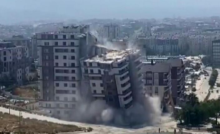 13 katlı binanın kağıt gibi yerle bir olduğu anlar kamerada