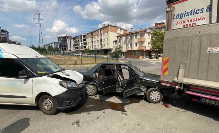 17 yaşındaki ehliyetsiz sürücü habersiz aldığı otomobille kaza yaptı: 2 yaralı