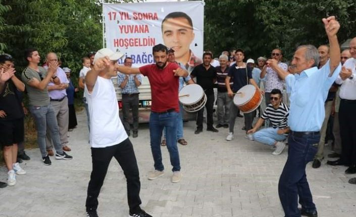 17 yıl yattığı cezaevinden izinli olarak çıktı, davul zurna eşliğinde konvoyla karşılandı