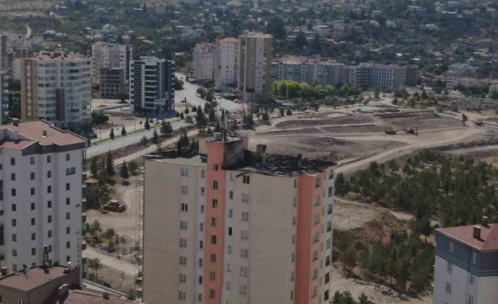 1 işçiye mezar olan çatı yangının son hali havadan görüntülendi