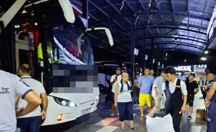 2 çocuğu altına alan otobüs peronlara çıktı