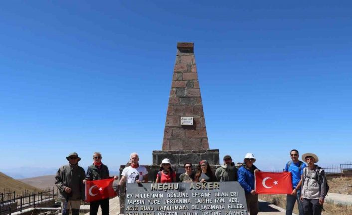 30 Ağustos anısına 90 bin şehidin yattığı Allahuekber Dağı zirvesine yürüyüş