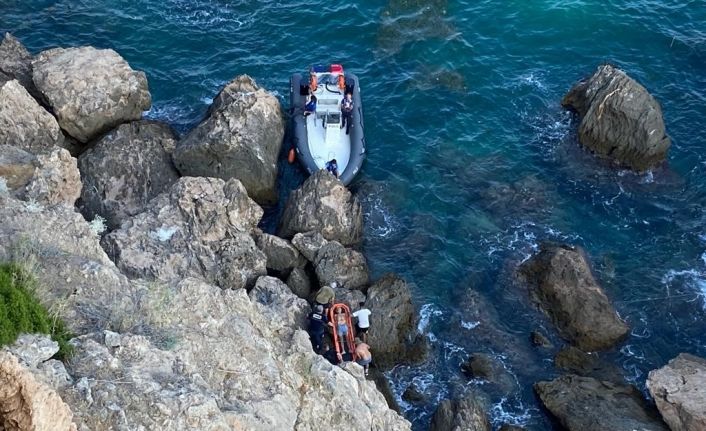 30 metrelik falezlerin alt kısmında hareketsiz yatan şahsı deniz polisi kurtardı