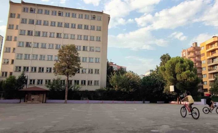 3 yıl önce boşaltılan müdürlük binası veliler ve mahalliyi tedirgin ediyor