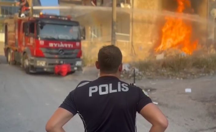 4 katlı binanın bitişiğinde çıkan yangın korkuttu