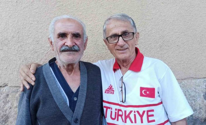 56 yıl önce askerlik yaptığı ilçeyi ziyaret edip eski dostlarıyla buluştu