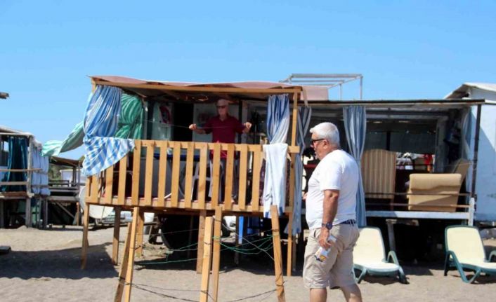 5 yıldızlı otellere komşu çardaklarda caretta caretta yuvalarını koruyarak tatil yapıyorlar