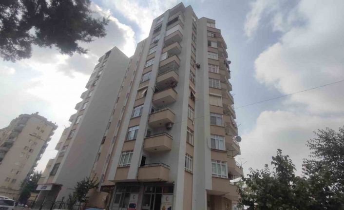 Adana’da cinnet getiren adam eşi ve çocuğunu öldürüp, kendisini bıçakla yaraladı