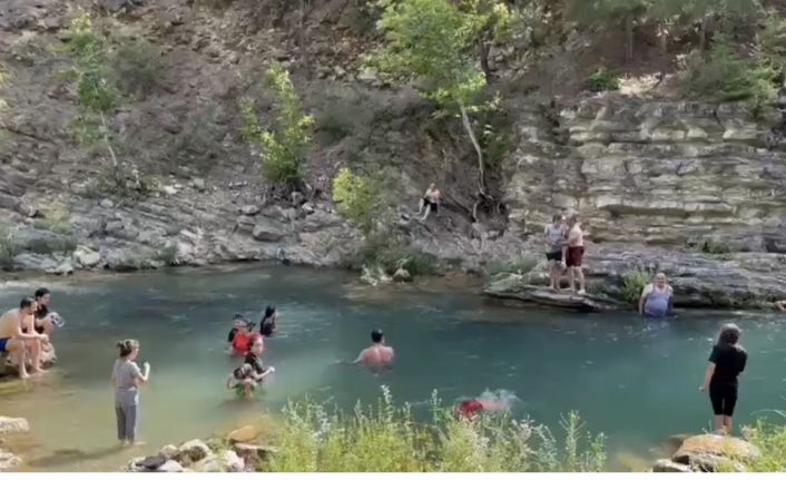 Adana’da sıcaklar 52 dereceyi geçti, vatandaşlar serin sularda ferahladı