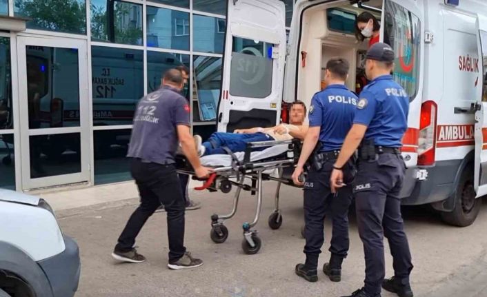 Adliye önünde kendini ateşe verdi