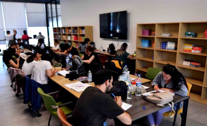 Adres Okuma Salonu dolup taşıyor