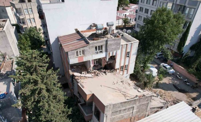 Ağır hasarlı bina yıkım esnasında hafif hasarlı binanın üzerine yıkıldı