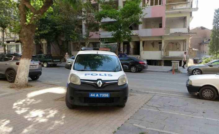 Ağır hasarlı binadaki asansörü sökmeye çalışan işçi 4’üncü kattan düştü