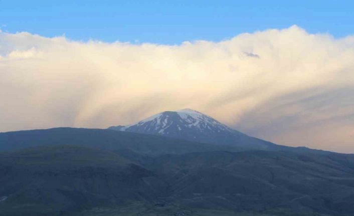 Ağrı Dağı erimeye devam ediyor