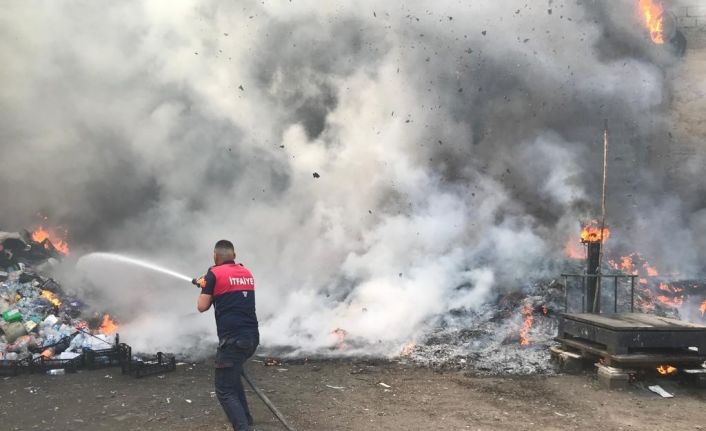 Ağrı’da çıkan yangında iş yeri küle döndü