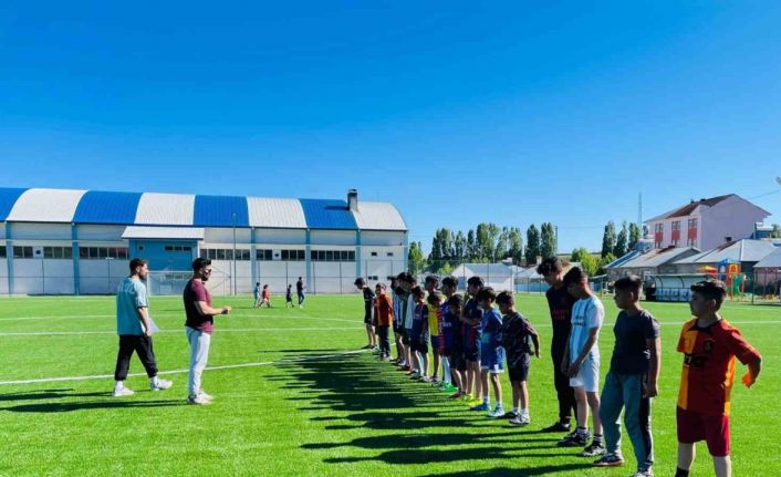 Ağrı’da GSB Spor Okulları projesi kapsamında öğrencilere spor eğitimi veriliyor