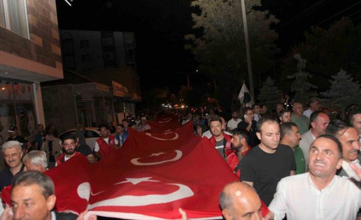 Ahlat’ta 200 metre bayrakla ‘Fener Alayı’ yürüyüşü