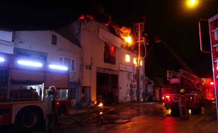 Ahşap kapı fabrikası alev alev yandı