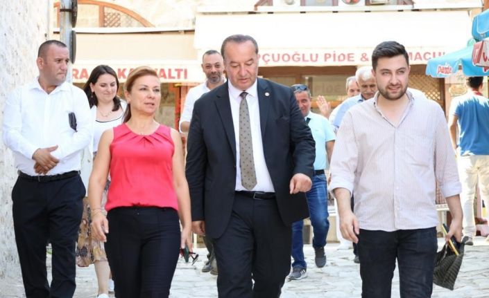 Akay ve Köse Tarihi Çarşı esnaflarının sorunlarını dinledi