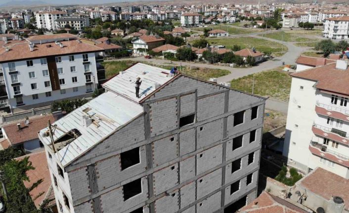 Aksaray’da 5 katlı binanın çatısında ölüme meydan okurcasına çalıştılar