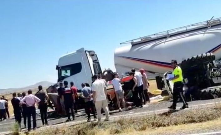 Aksaray’da tır traktöre çarptı: 1 ölü, 1 ağır yaralı