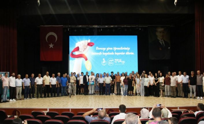 Akşehir Belediyesi başarılı öğrencileri ödüllendirdi