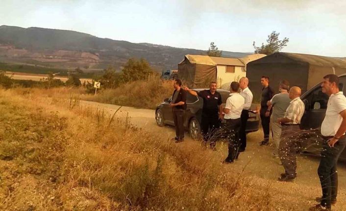 Alevler köye ulaşmasın diye buğday tarlalarını sürüyorlar