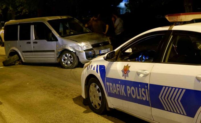 Alkollü sürücü ortalığı birbirine kattı, park halindeki 4 araca çarparak durabildi