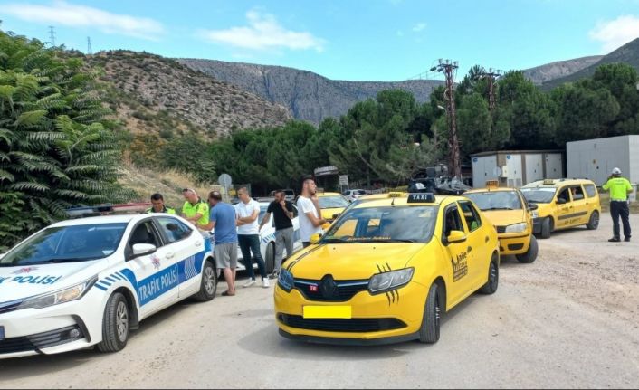 Amasya’da polisten ticari taksilere taksimetre denetimi