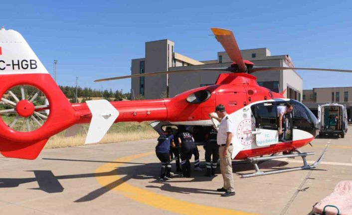 Ambulans helikopter, Lice’de kalp krizi geçiren 93 yaşındaki hasta için havalandı