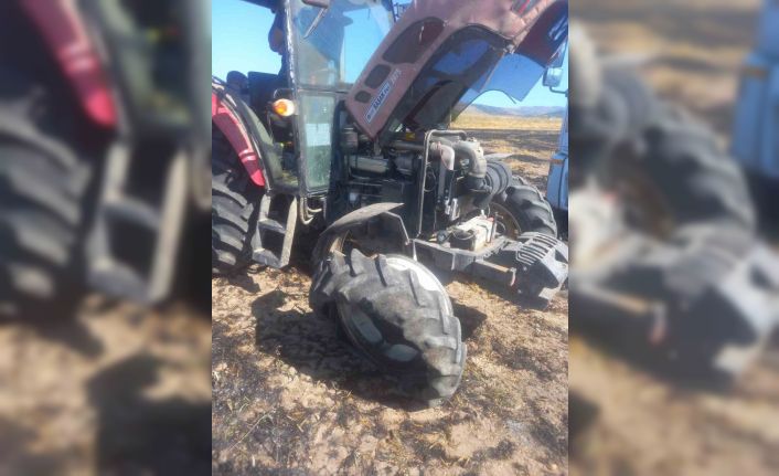 Anız yangının da traktör ve balya makinesi zarar gördü
