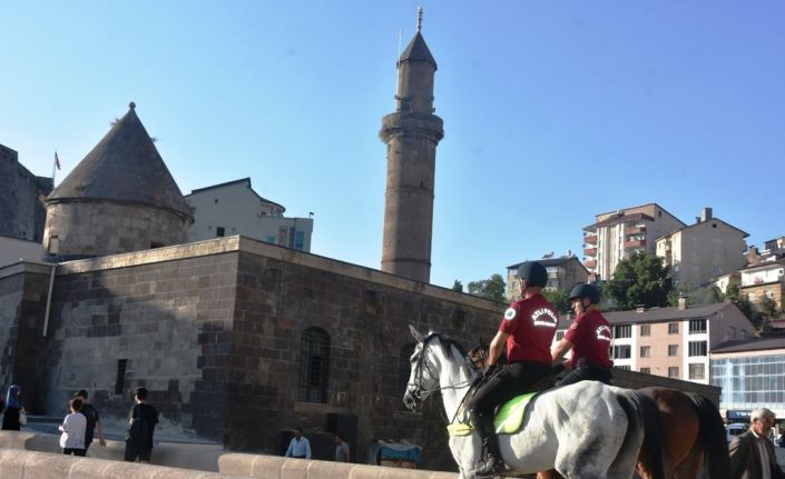 Ankara ve Van polis atlı birlikleri Bitlis’in tarihi sokaklarında devriye attı