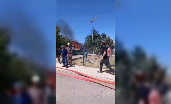 Ankara’da gecekondu alevlere teslim oldu