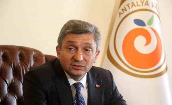 Antalya Valisi Şahin göreve başladı, ayağının tozuyla deprem tedbirlerine dikkat çekti