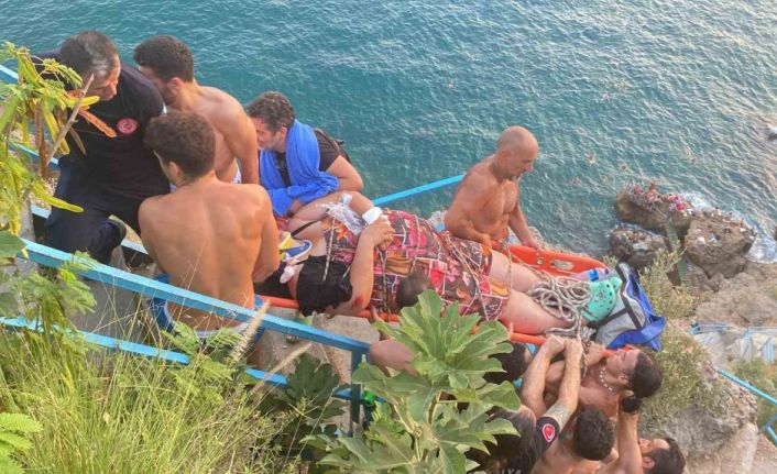 Antalya’da 40 metrelik falezlerden denize düşen Rus kadın turist için kurtarma seferberliği