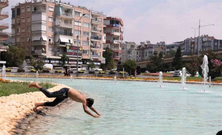 Antalya’da sıcak ve nemli havada bunalan çocuklar soluğu süs havuzunda aldı