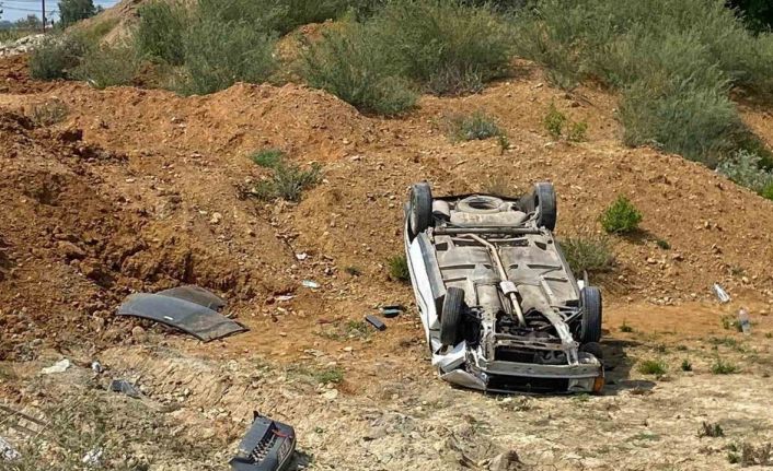Antalya’da yoldan çıkan otomobil takla attı: 2 yaralı
