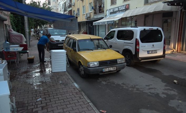 Araba siperli silahlı çatışmadan çıkan mermi dükkanının önünde duran spotçuyu kalbinden vurdu