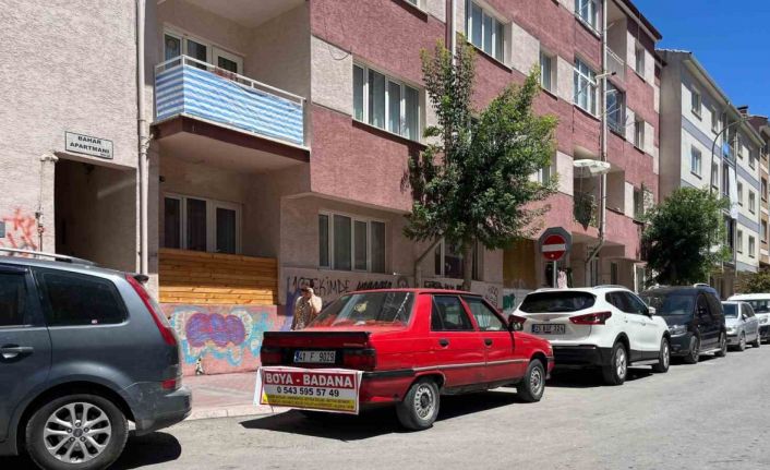 Aracının arkasına ilginç reklam