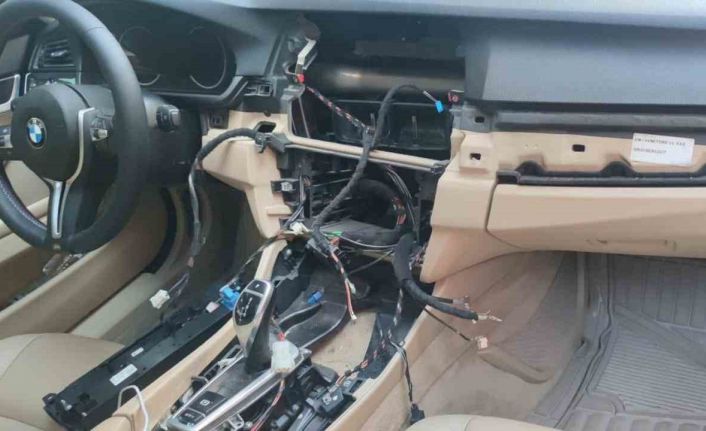 Arnavutköy’de güpegündüz lüks aracın ekranını çalan hırsızlar fark edilmelerine rağmen aldırış etmediler