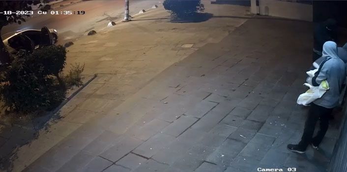 Arnavutköy’de hırsızlık şüphelileri 7 dakika boyunca kimseye aldırış etmeden kuyumcuya girmeye çalıştı