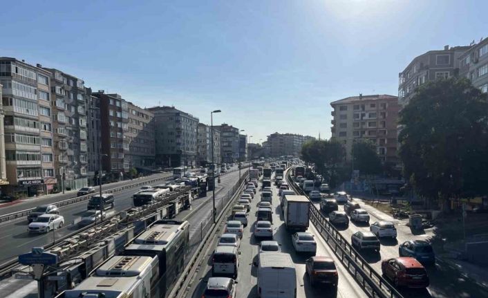 Avcılar E-5’te metrobüs yolu çalışması trafik çilesine döndü