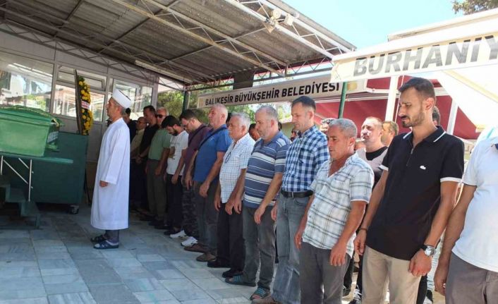 Bahçe çimlerini sularken elektriğe kapılıp öldü