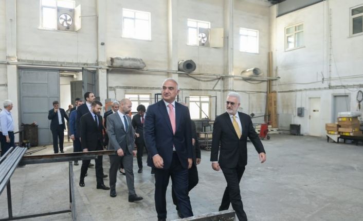 Bakan Ersoy, yeni sezonda Devlet Tiyatroları’nda sahnelenecek temsiller hakkında bilgi aldı