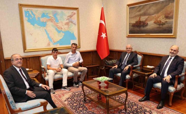 Bakan Güler, LGS Türkiye ikincisi Muhammet Halil Yazar ile bir araya geldi