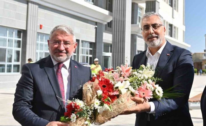 Bakan Işıkhan, Çorum Belediye Başkanı Aşgın’ı ziyaret etti