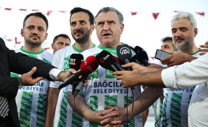 Bakan Osman Aşkın Bak, “Şöhretler Karması” maçında sahaya çıktı