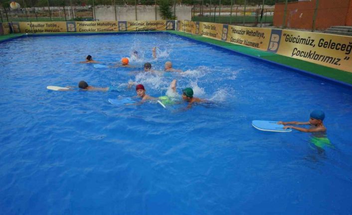 Balıkesir Büyükşehir, okul bahçelerini havuza çevirdi