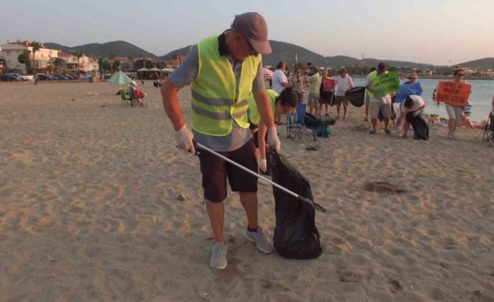Balıkesir’de çevreciler plaj temizliği yaptı